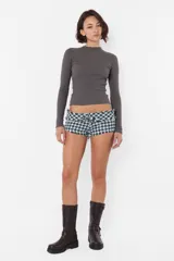 Top de morley manga larga gris, al cuerpo; largo camiseta.
