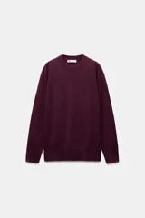 Sweater color borgoña confeccionado en 100% lana, de cuello redondo y manga larga con terminaciones en rib.
