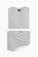 Conjunto de pijama gris claro melange, compuesto por una remera de manga corta con cuello redondo y un short con cintura elástica ajustable con cordón y bolsillos laterales.