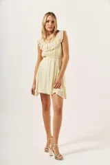 Vestido corto color crema con textura brillante, escote redondo con volados y cintura elastizada.