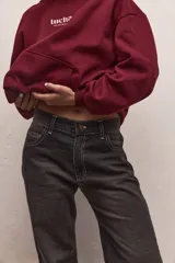 Pantalón de jean de corte recto y tiro medio, con costuras a la vista y detalle de caderín.