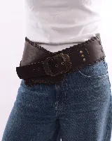 Faja ancha de cuero negro con pespuntes y hebilla metálica con diseño floral.