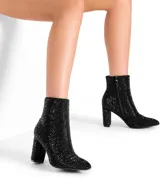 Bota corta negra cubierta de strass plateados, con punta fina, cierre lateral y tacón bloque.