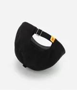 Gorra negra de sarga de algodón con visera curva, hebilla ajustable y logo de Kodak bordado en amarillo y rojo.