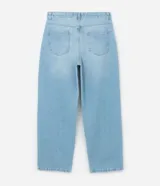 Pantalón de jeans celeste con textura, corte super baggy, cintura con trabillas, cierre tradicional y bolsillos.