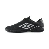 Championes de fútbol sala Umbro Clásico III IC, color negro con logo Umbro en blanco.