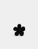 Broche para el pelo con forma de flor color negro.