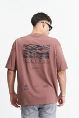 Remera celeste de algodón con estampado en el frente, de corte oversize y mangas cortas.