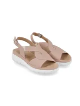 Sandalias de cuero color gris claro con tiras cruzadas y elástico. Suela de plataforma blanca.