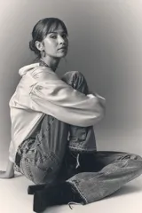 Jean de tiro alto, denim negro con lavado gris claro, desgaste y bigotes. Pierna recta y ruedo desarmado.