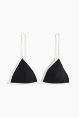 Top de bikini negro con forma triangular y ribete blanco.
