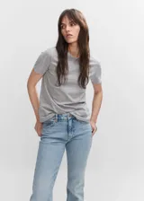 Remera gris de algodón con cuello redondo y mangas cortas.