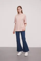 Remera rosa viejo de corte holgado y mangas cortas.