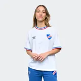 Remera blanca de mujer con cuello y mangas con detalles tricolor (azul, blanco y rojo), logo de Umbro bordado en negro y escudo del Club Nacional de Football estampado.
