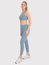 Calza deportiva larga color celeste, de tiro alto y calce regular. Confeccionada con tela suave y tecnología seamless.