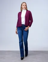 Bolero tejido color gris claro, marca Nina Leonard, con mangas 3/4 y frente abierto.