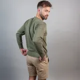 Buzo azul marino de cuello redondo y manga larga, confeccionado en algodón y poliéster.