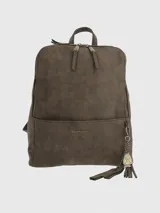 Mochila Hush Puppies color marrón con cierre superior y bolsillo frontal con cierre. Incluye llavero con logo de la marca.