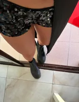 Short negro de tiro alto, cubierto de lentejuelas plateadas.