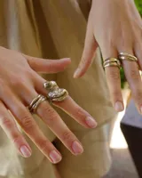 Anillo dorado con diseño irregular que simula un pétalo.