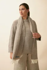 Bufanda unisex con flecos, confeccionada en lana fina sin teñir, con diseño pata de gallo en tonos beige y marrón.