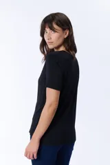 Remera negra de manga corta con cuello redondo.
