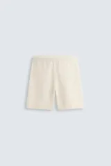 Bermuda de algodón color marrón oscuro, de corte regular fit, con cintura elástica ajustable mediante cordón. Presenta bolsillos laterales y un bolsillo trasero de vivo.