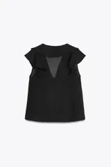 Blusa negra sin mangas con escote en pico y volantes. Cierre frontal con botones y lazo fino con apliques dorados.