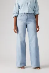 Pantalón de jean celeste de corte wide leg.