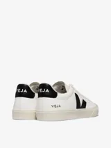 Championes Veja modelo Campo Leather, color blanco con logo lateral en forma de "V" color negro y contrafuerte trasero en cuero negro con la inscripción "VEJA". Fabricados con cuero orgánico y suela de caucho amazónico.