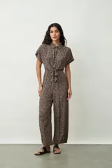 Mono largo de animal print con cuello camisero, mangas cortas y lazo en la cintura.