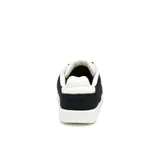Zapatillas Caterpillar Pause Retro T-Toe, color negro con detalles en blanco. Capellada de gamuza, forro 100% reciclado postindustrial, plantilla de espuma EVA suave, suela exterior de goma resistente y construcción Strobel.