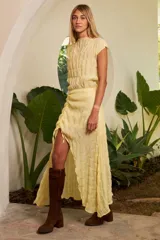 Conjunto de falda midi confeccionada en gasa color amarillo pálido, con ajuste de frunce delantero que permite regular el largo.