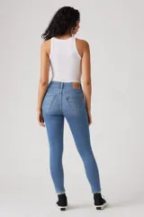 Pantalón de jean de calce ajustado, tiro alto y color celeste.