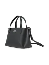 Cartera de cuero negro con asas de mano y correa ajustable, de diseño moderno y vanguardista, con logo metálico y bolsillo interno.