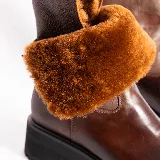 Bota de cuero color marrón con interior de piel sintética, caña media con hebilla lateral y suela de goma track.