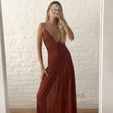 Vestido largo de microtul color terracota, con breteles finos, escote en V pronunciado y fruncido en la cintura.