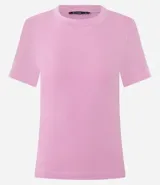 Remera básica de tejido rib color rosado, con cuello redondo y mangas cortas. Confeccionada en una mezcla de algodón y elastano de la marca Cortelle.