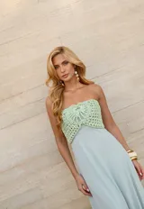 Vestido largo de fiesta color rosa, con corpiño tejido al crochet y falda de satén.