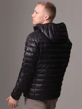 Campera acolchada Calvin Klein color negro, con capucha, cierre frontal con cremallera y bolsillos laterales con cremallera.