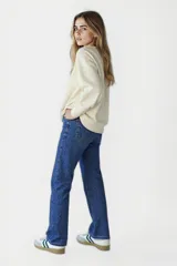 Pantalón de tiro alto, corte ancho y estampado animal print en tonos azules.