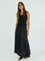 Pollera larga de lino color blanco, con corte evasé y paneles verticales con terminación desflecada.