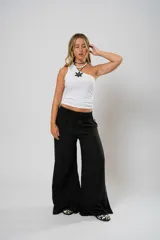 Pantalón negro de corte palazzo con cintura elastizada.