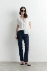 Jean recto color negro, con cinco bolsillos y diseño clásico.