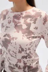 Sweater de manga larga con cuello redondo y estampado animal print abstracto en tonos blanco y marrón/malva.