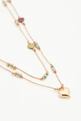 Collar doble de hilo dorado con dijes de corazones y piedras facetadas de colores.