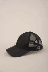 Gorra de béisbol azul marino con paneles frontales rígidos y paneles traseros de malla.