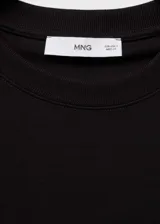 Camiseta negra de algodón de gramaje grueso, manga corta y cuello redondo.