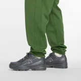 Pantalón de jogging verde militar de felpa francesa con cintura elástica ajustable con cordón, bolsillos laterales y trasero, puños elásticos y logo bordado en la pierna izquierda.
