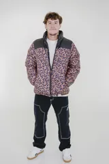 Campera puffer con estampado animal print color marrón y negro, cuello alto y cierre frontal con cremallera.